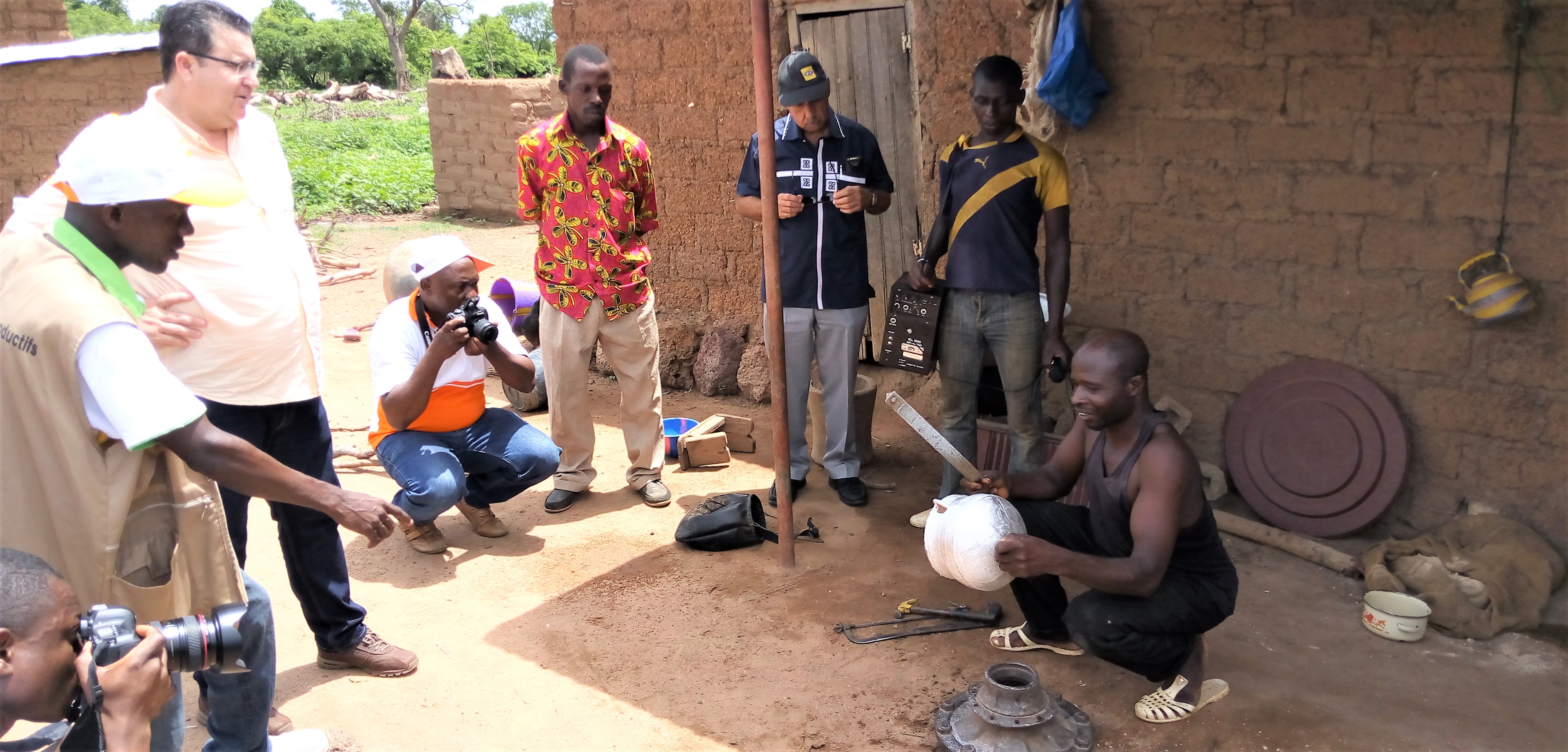 Projet Filets Sociaux Productifs : le Directeur des Opérations de la Banque Mondiale visite les ménages bénéficiaires du village de Madinin dans le Poro