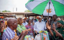 Le Premier Ministre Patrick ACHI visite des ménages bénéficiaires à Yamoussoukro