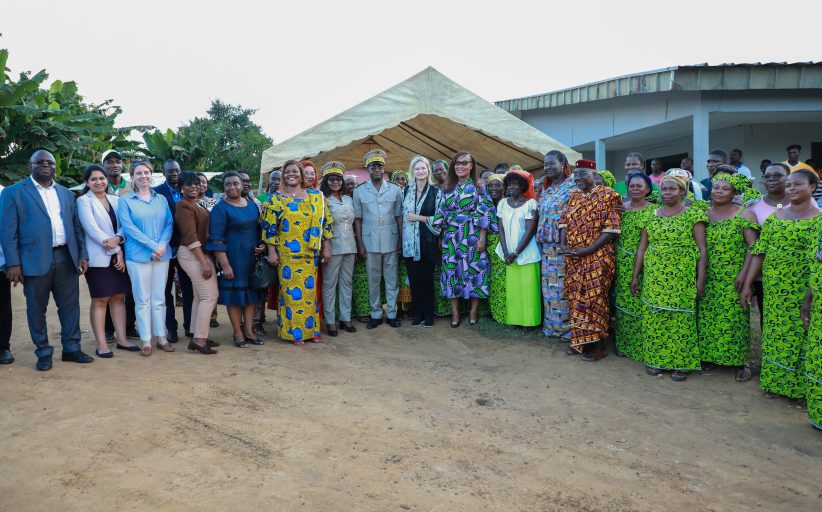 Visite de la Ministre Belmonde Dogo et de la Banque Mondiale aux bénéficiaires du village d’Agbaille (DABOU)