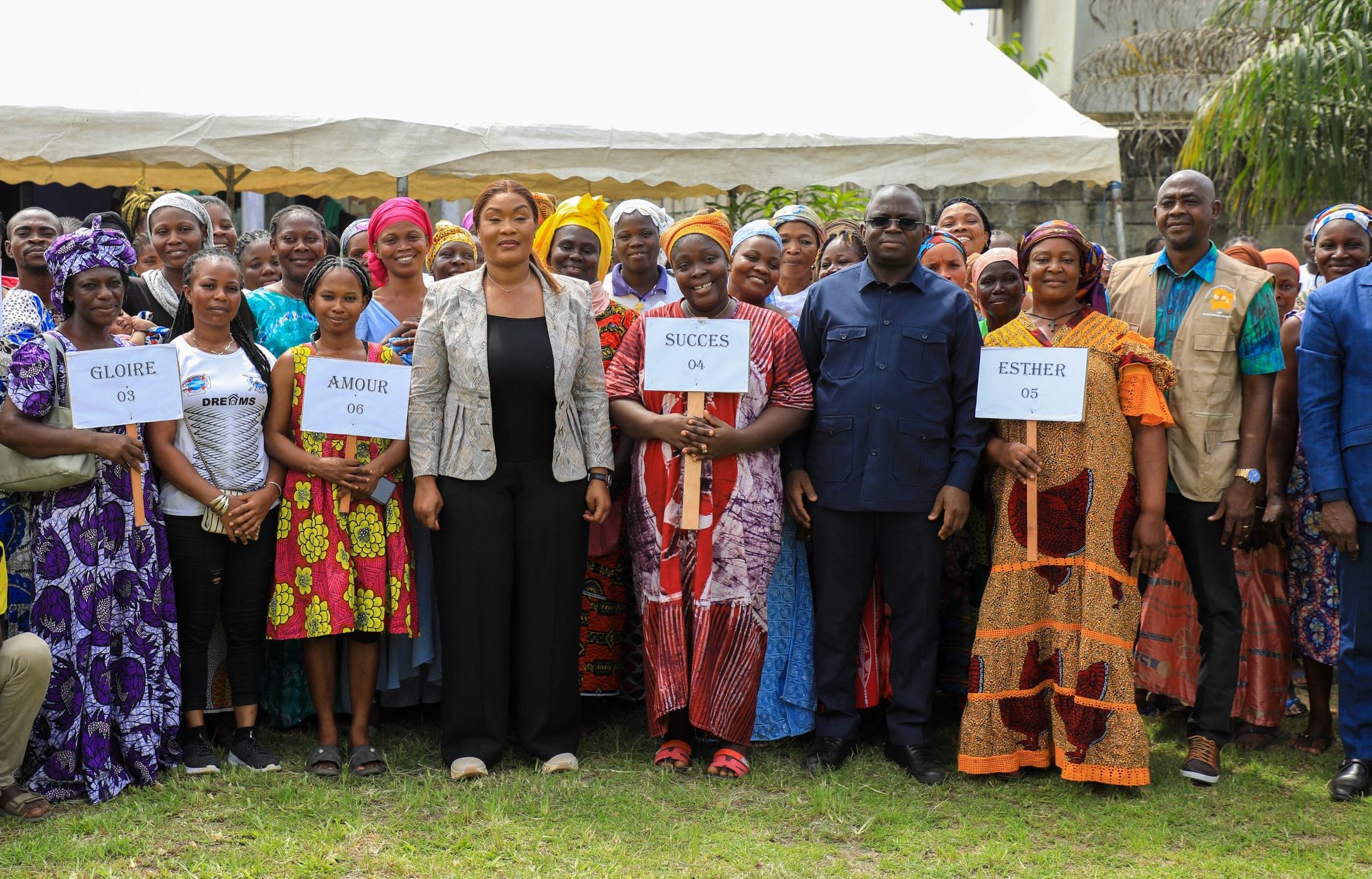La Ministre Myss Belmonde DOGO au contact des bénéficiaires du Programme Filets Sociaux