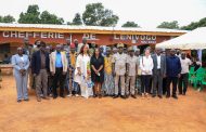 La Ministre Belmonde Dogo et le Vice-Président de la Banque M. Ousmane Diagana auprès des bénéficiaires du Programme Filets Sociaux à Korhogo